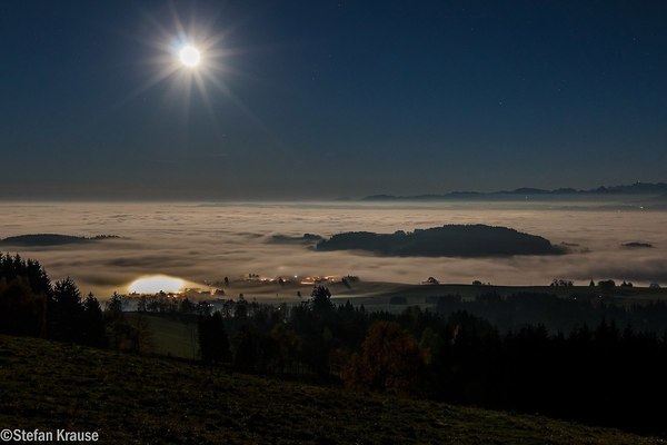 Kempten und Illertal im Nebel, Mond und Sterne &uuml;ber Eschach